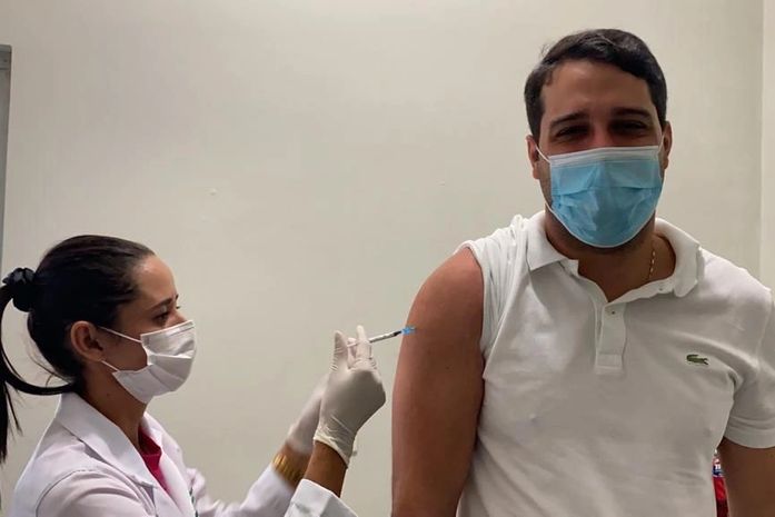 Prefeito de Santana do Mundaú recebe 2ª dose e faz apelo para população completar ciclo vacinal contra a Covid-19