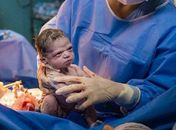 Isabela, a bebê,  saiu da barriga da mãe  com cara emburrada. O que foi, bebê?
