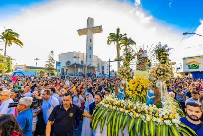 Cavalgada e procissão com milhares de fiéis encerram festa da padroeira de Arapiraca