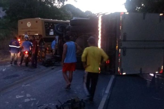 Colisão envolvendo caminhão e dois carros deixa uma pessoa morta e três feridas na BR 316, em Satuba