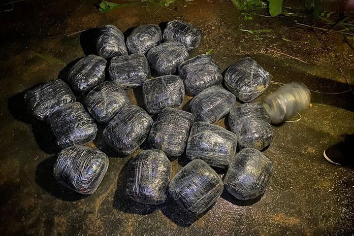 Após confronto com traficantes, policiais apreendem 20 quilos de drogas