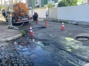 Moradores da Jatiúca reclamam de esgoto a céu aberto: “A água fétida esborra e toma conta da rua”; veja vídeo