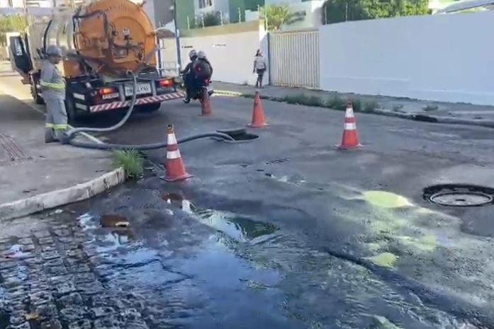 Moradores da Jatiúca reclamam de esgoto a céu aberto: “A água fétida esborra e toma conta da rua”; veja vídeo