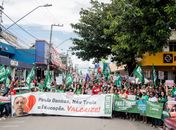 Professores em greve realizam ato em Arapiraca e cobram negociação do governo