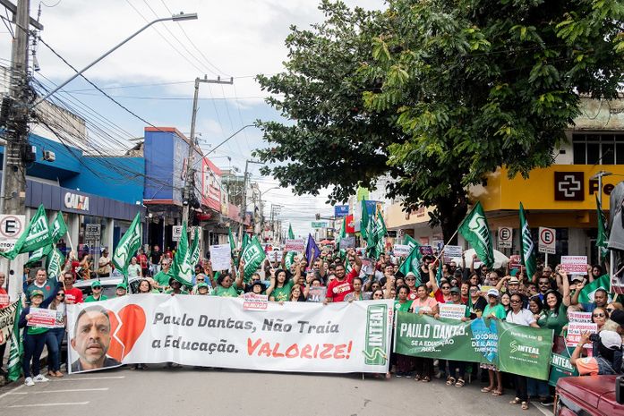 Professores em greve realizam ato em Arapiraca e cobram negociação do governo