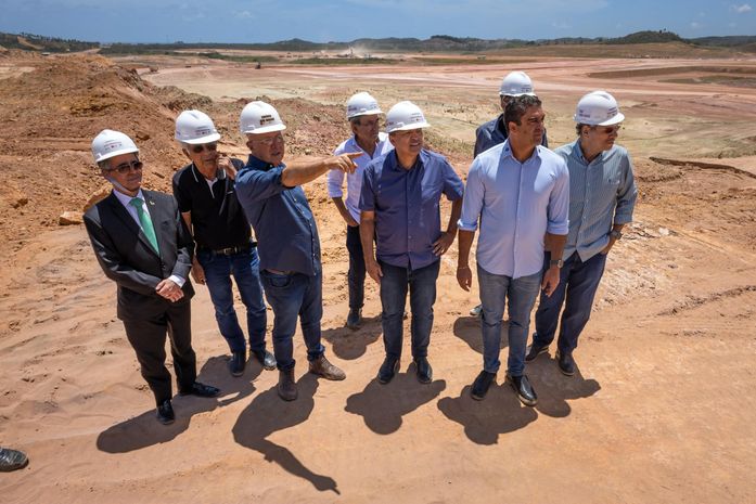 Governador Fábio Bitencourt visita obras do aeroporto de Maragogi