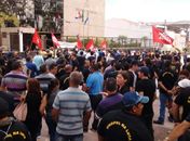 Policiais civis em ato em frente ao Tribunal de Justiça