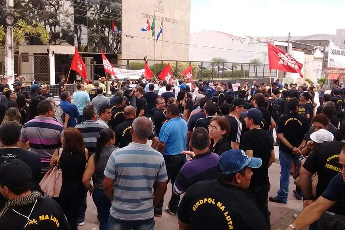 Policiais civis em ato em frente ao Tribunal de Justiça