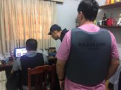 Policiais apreenderam computadores, após encontrarem material pornográfico