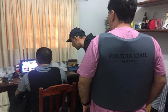 Policiais apreenderam computadores, após encontrarem material pornográfico