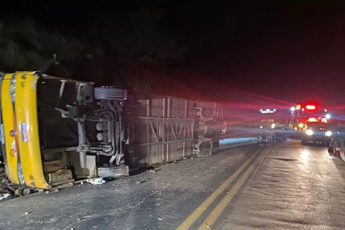 Ônibus que saiu de Arapiraca tomba na BR-251 em Minas Gerais e deixa cinco mortos, incluindo bebê