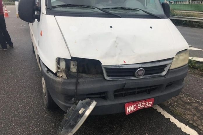 Colisão entre van e carro de passeio é registrada na AL-101