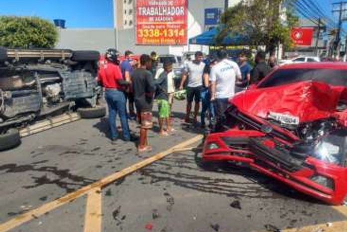Colisão entre veículos deixa dois feridos na Avenida Fernandes Lima, em Maceió