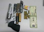 Armas, munições e documento do acusado, apreendidos pelos policiais