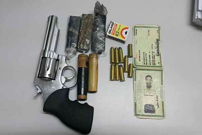 Armas, munições e documento do acusado, apreendidos pelos policiais