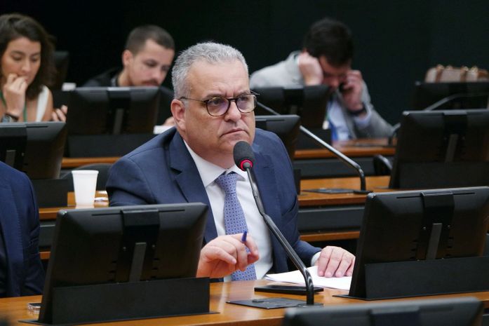 Alfredo Gaspar expõe as mazelas do Brasil ao retratar o “Carnaval da Desgraça” do governo Lula

