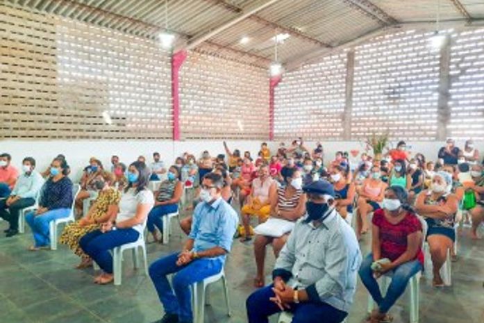 Ato de assinatura ocorreu na Casa de Eventos e reuniu um bom número de famílias que serão beneficiadas