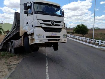 Caminhão perdeu tração, saiu da pista e ficou pendurado em ponte 