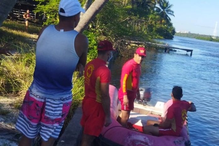 Bombeiros resgatam corpo de homem na Lagoa Mundaú, próximo a ilha

