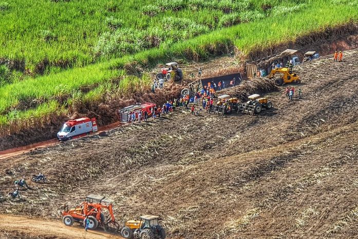 Trator com carga de cana-de-açúcar tomba e motorista fica embaixo de 20 toneladas de ferro