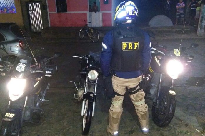 PRF apreende moto adulterada e prende duas pessoas