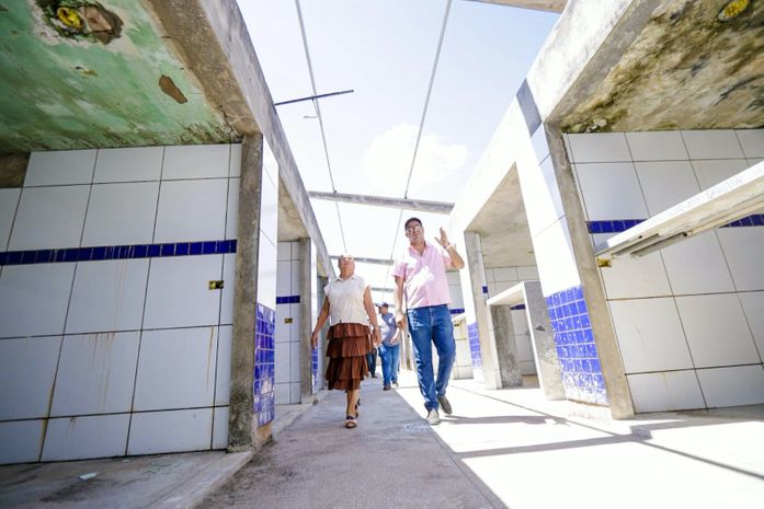 Prefeita Tia Júlia realiza visita técnica a obras no Mercado Público de Palmeira