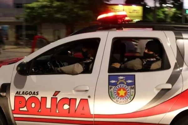 Homem é agredido por populares após ser flagrado filmando mulher e se masturbando em Maceió