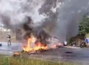 Moradores de assentamento interditam BR-101 em protesto contra ordem de despejo