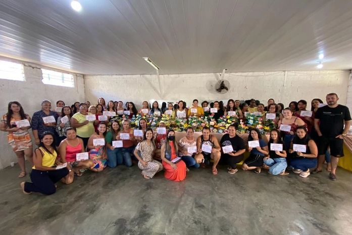 Curso gratuito de flores artificiais qualifica 100 mulheres em Santana do Mundaú
