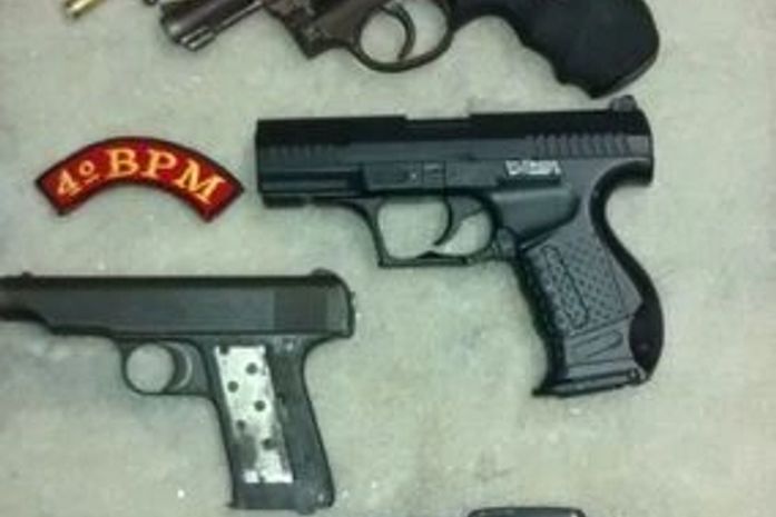 Armas e celulares apreendidos