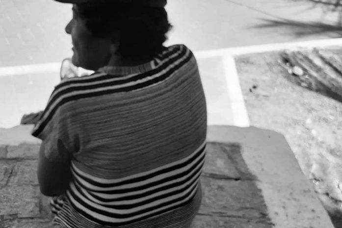 Ela já teve o cão Júnior e uma família.Hoje vive só.Nas ruas.