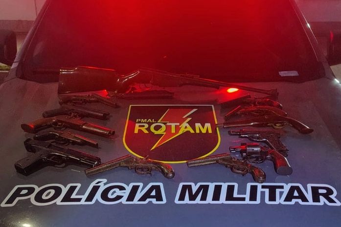 Diversas pistolas e um rifle são apreendidos em apartamento no Farol, em Maceió