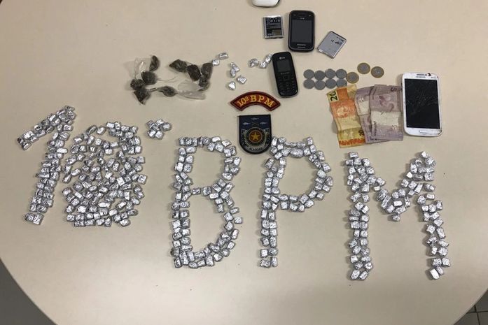 Durante operação, policiais apreendem mais 300 bombinhas de maconha no interior