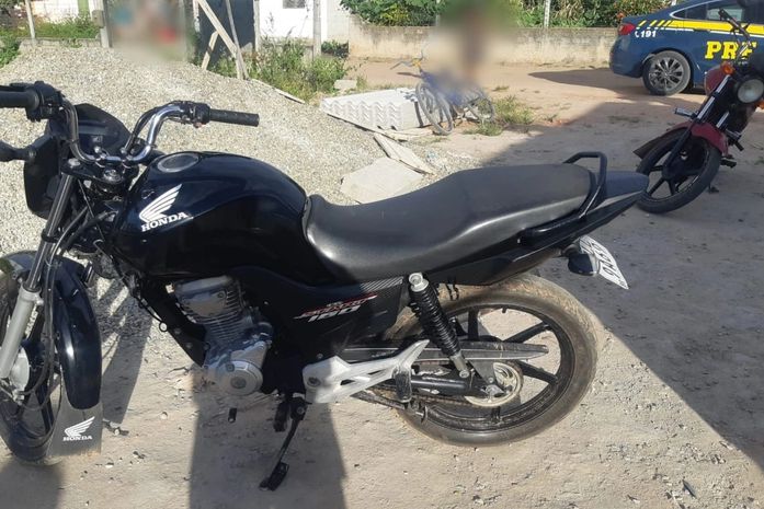 Adolescente é flagrado dirigindo motocicleta em alta velocidade e tenta fugir da PRF, na BR 101