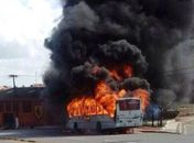 Manifestantes atearam fogo em ônibus no Jacintinho