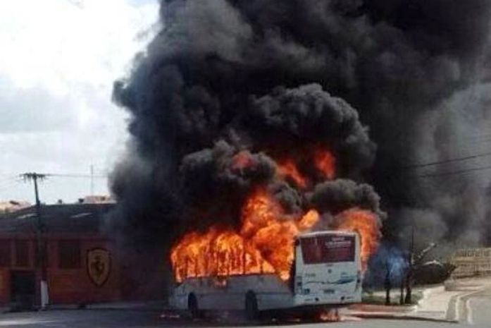 Manifestantes atearam fogo em ônibus no Jacintinho