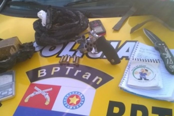 Pai e filho são presos com maconha e arma no Clima Bom