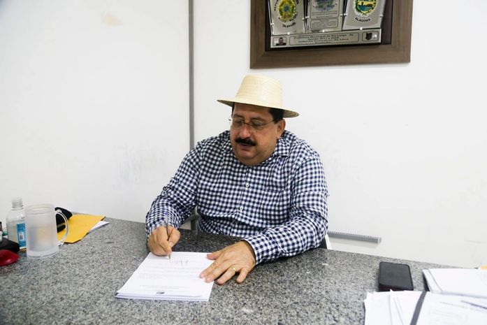 Prefeito Gilberto Gonçalves assina manifestação de interesse para compra de vacinas contra Covid-19