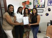 Vereadora Fátima Santiago entrega certificados para participantes de curso gratuito de Informática