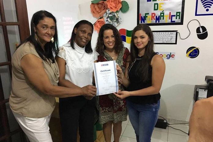 Vereadora Fátima Santiago entrega certificados para participantes de curso gratuito de Informática