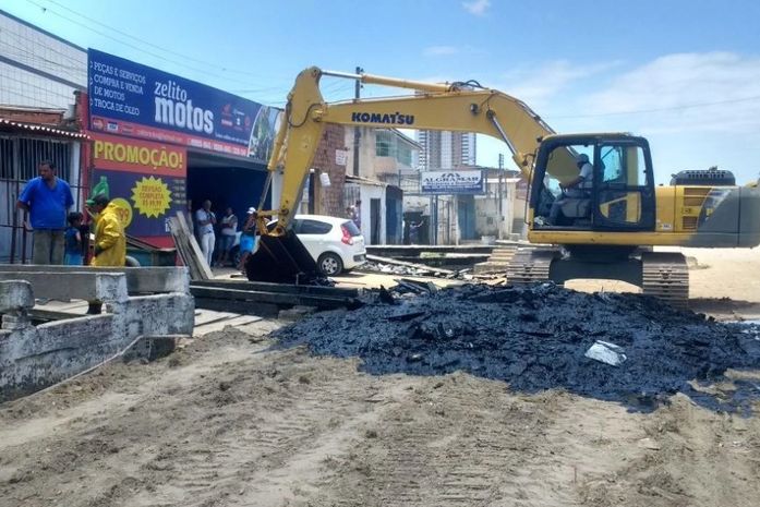 Prefeitura realiza limpeza em canais no Dique Estrada