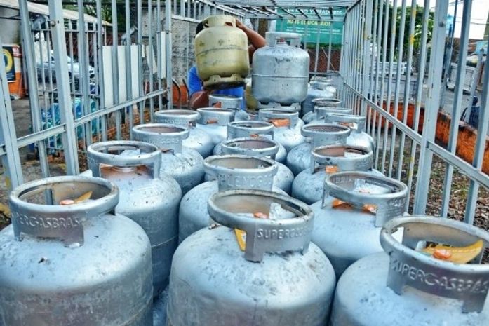 Bombeiros apreendem mais de 100 botijões clandestinos