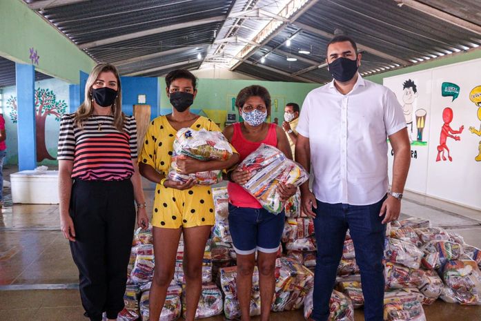 Prefeitura de Piranhas distribui cestas básicas e peixes para famílias em extrema pobreza