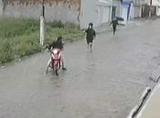 Dupla rouba motocicleta de mulher em Arapiraca