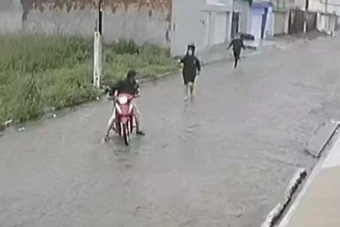Dupla rouba motocicleta de mulher em Arapiraca
