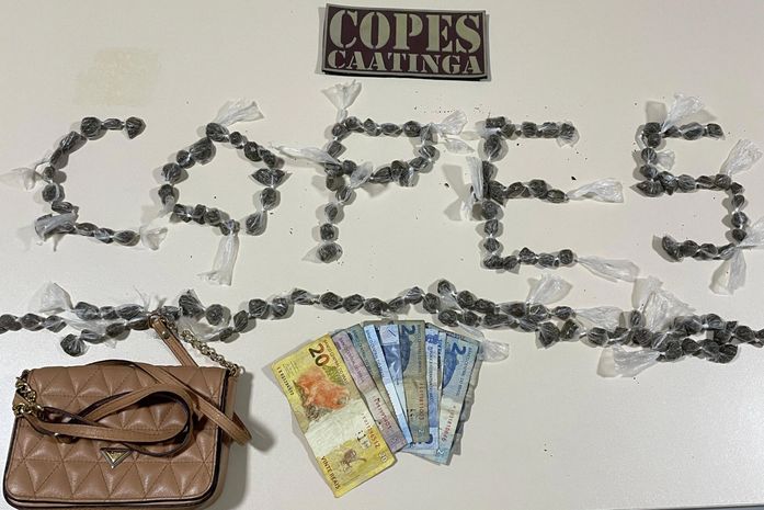 Mulher é presa com mais de 140 trouxinhas de maconha no interior