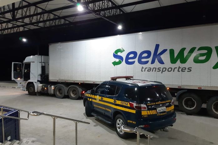 PRF recupera carreta roubada na BR 316