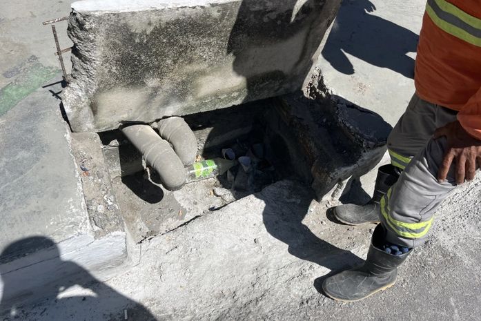 Pajuçara: Infraestrutura flagra despejo de concreto na rede de drenagem de águas pluviais