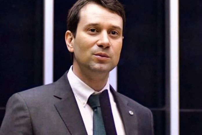 Programa defendido pelo deputado Daniel vai garantir livro didático para 47 milhões de estudantes da rede pública