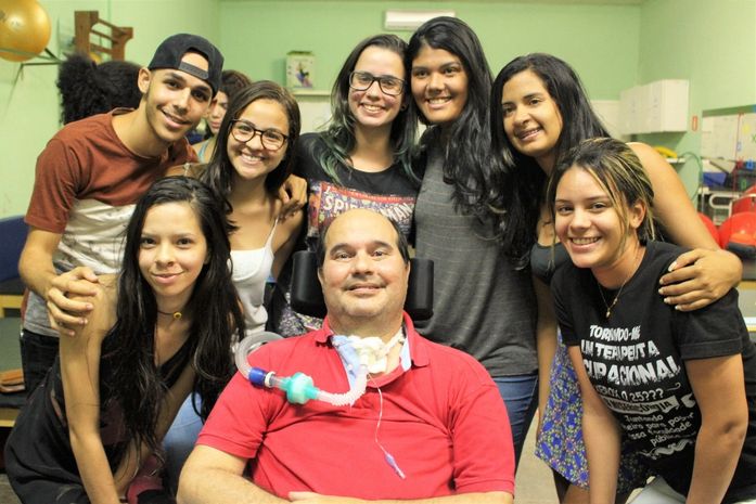 Portador de ELA palestra para universitários